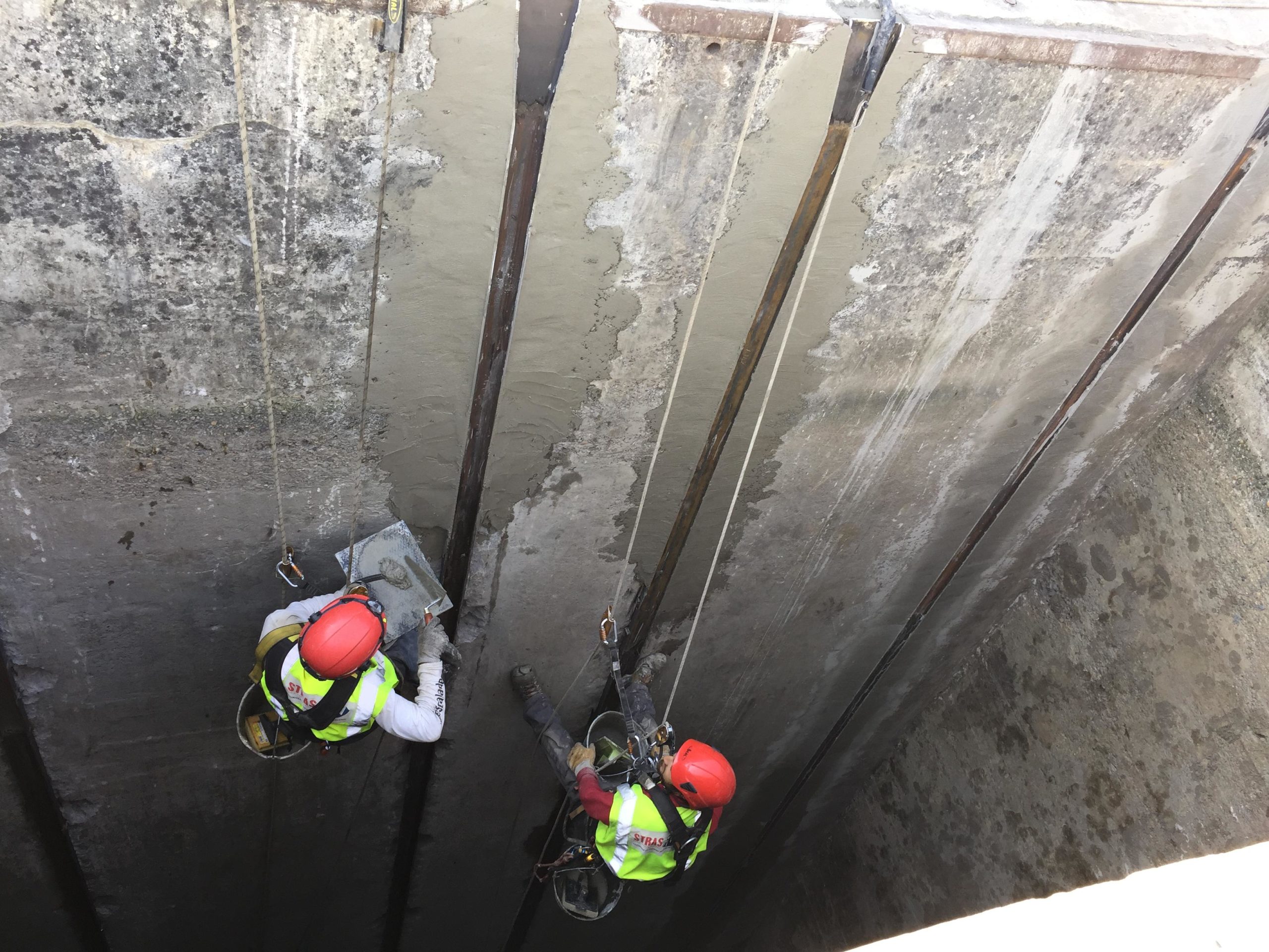 Réparation des bétons après remplacement des rails de dégrilleur sur barrage